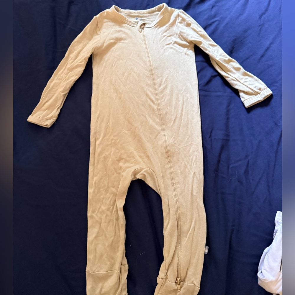 Kyte Baby Zipper Romper in wheat | 18-24m